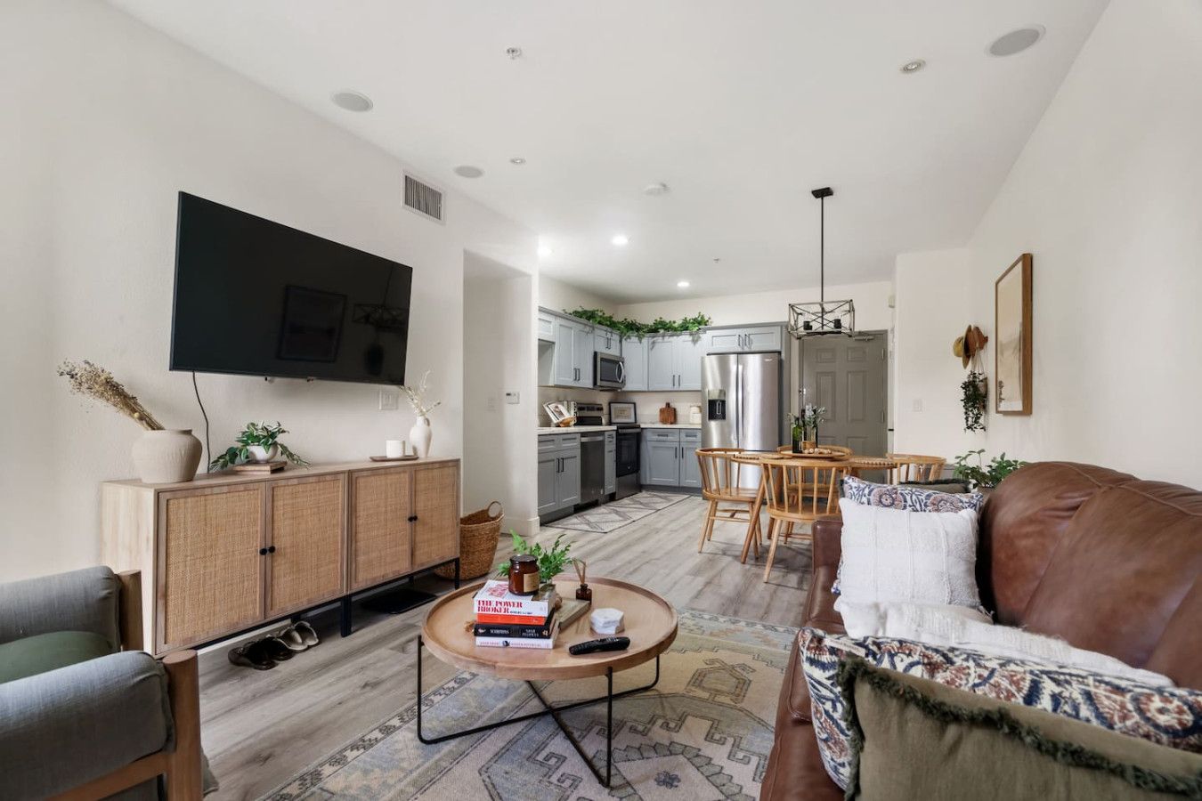 *Down Town Condo with Gym, Pool, BBQ, Jacuzzi*