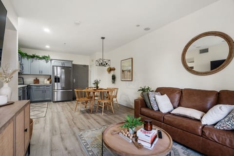 *Down Town Condo with Gym, Pool, BBQ, Jacuzzi*
