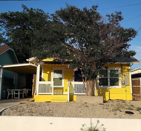 La Casita Amarilla Cozy Home Away from Home image 1