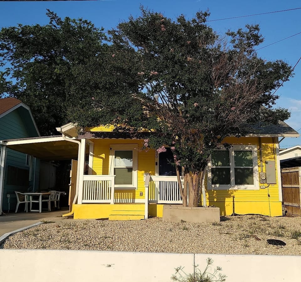 La Casita Amarilla Cozy Home Away from Home image 1