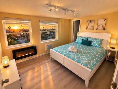 CasaViva Sky · Spacious 3BR w/ City Views, Firepit & Backyard — Walk to Hillcrest Dining, 5 Min to Zoo & Balboa Park