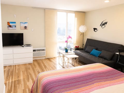 ResortSetting w/Pool close to beach/downtown 