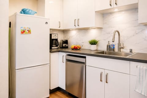 Studio Apartment with Pool in the Heart of MissionValley