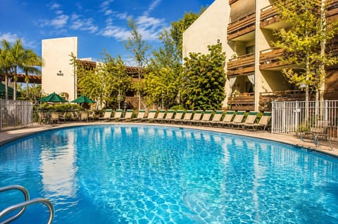 Studio Apartment with Pool in the Heart of MissionValley