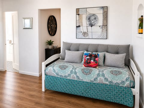 CasaViva Nest · Cute Studio w/ Patio, Firepit & Backyard Access — Walk to Eats, Near Zoo, SeaWorld & Beaches