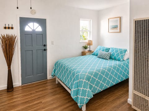 CasaViva Nest · Cute Studio w/ Patio, Firepit & Backyard Access — Walk to Eats, Near Zoo, SeaWorld & Beaches
