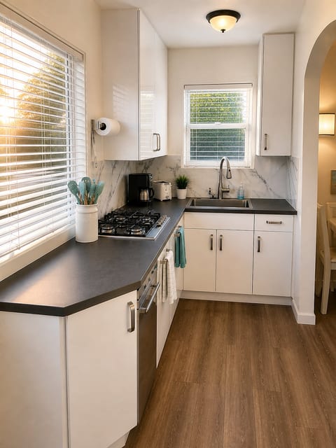 CasaViva Nest · Cute Studio w/ Patio, Firepit & Backyard Access — Walk to Eats, Near Zoo, SeaWorld & Beaches