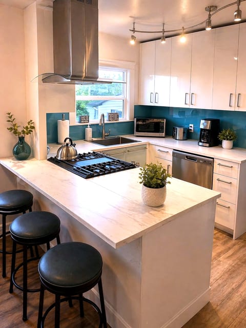 CasaViva Luna · 3BR/2BA w/ Private Firepit & Front Yard — Walk to Hillcrest & North Park, 5 Min to Zoo, SeaWorld & Beaches