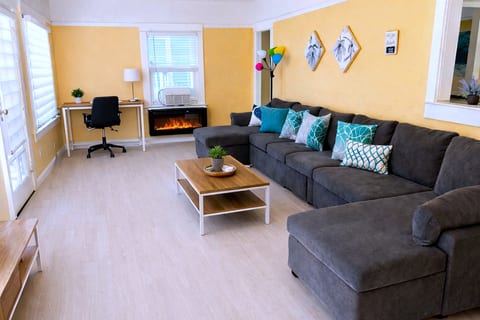 CasaViva Pacifica · 2BR Sleeps 10 w/ Firepit, BBQ & Shared Yard, Kids Zone — Walk to Hillcrest Fun, Near Zoo, Balboa Park & Beaches