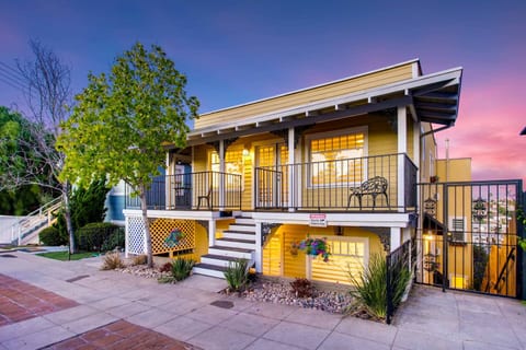 CasaViva Pacifica · 2BR Sleeps 10 w/ Firepit, BBQ & Shared Yard, Kids Zone — Walk to Hillcrest Fun, Near Zoo, Balboa Park & Beaches