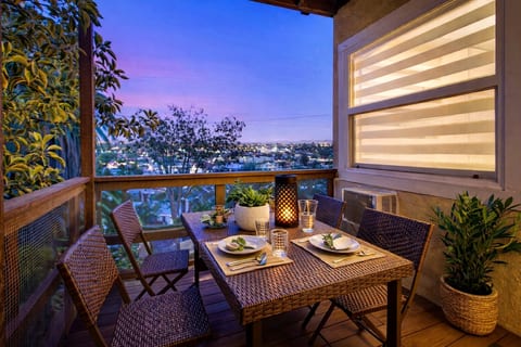 CasaViva Pacifica · 2BR Sleeps 10 w/ Firepit, BBQ & Shared Yard, Kids Zone — Walk to Hillcrest Fun, Near Zoo, Balboa Park & Beaches