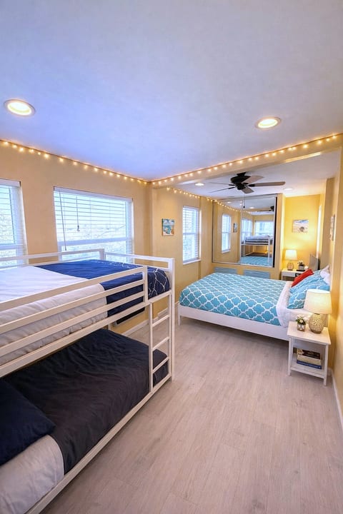 CasaViva Pacifica · 2BR Sleeps 10 w/ Firepit, BBQ & Shared Yard, Kids Zone — Walk to Hillcrest Fun, Near Zoo, Balboa Park & Beaches