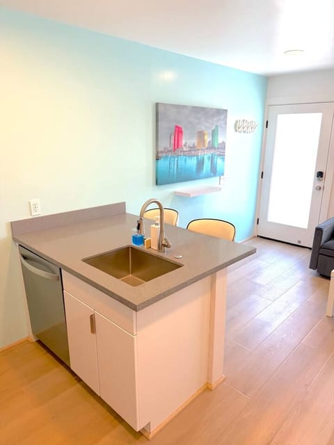 CasaViva Mar · Modern Studio w/ Parking & Patio — Walk to Eats & Fun, 5 Min to Gaslamp, Balboa Park & Beaches