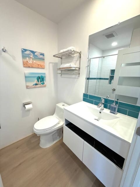 CasaViva Mar · Modern Studio w/ Parking & Patio — Walk to Eats & Fun, 5 Min to Gaslamp, Balboa Park & Beaches