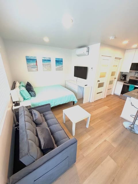 CasaViva Mar · Modern Studio w/ Parking & Patio — Walk to Eats & Fun, 5 Min to Gaslamp, Balboa Park & Beaches