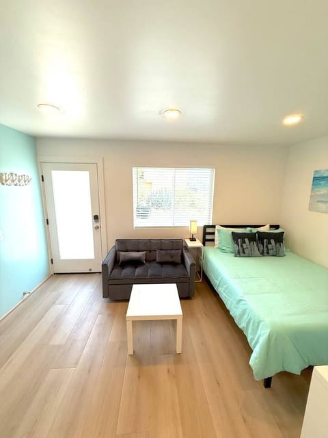 CasaViva Mar · Modern Studio w/ Parking & Patio — Walk to Eats & Fun, 5 Min to Gaslamp, Balboa Park & Beaches