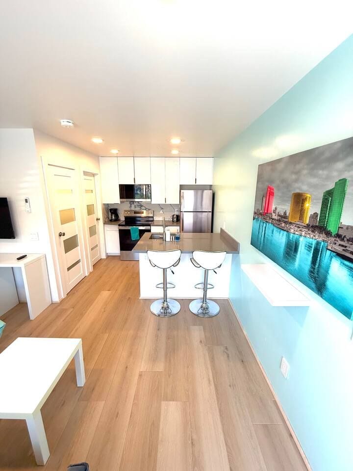 CasaViva Mar · Modern Studio w/ Parking & Patio — Walk to Eats & Fun, 5 Min to Gaslamp, Balboa Park & Beaches - San Diego