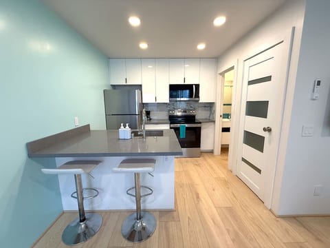 CasaViva Sol · Modern Pet-Friendly Studio w/ Patio & Shared Yard — Walk to Eats & Coffee, 5 Min to Gaslamp & Beaches
