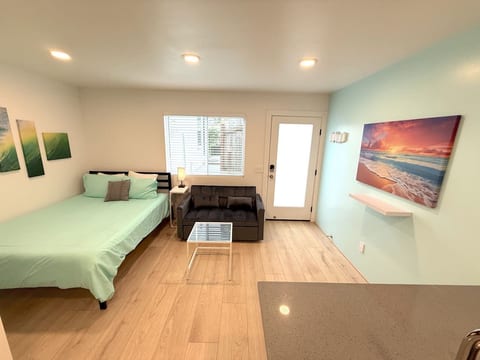 CasaViva Sol · Modern Pet-Friendly Studio w/ Patio & Shared Yard — Walk to Eats & Coffee, 5 Min to Gaslamp & Beaches