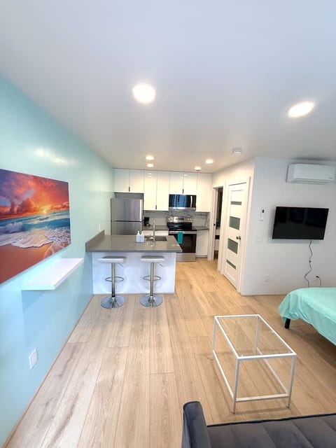 CasaViva Sol · Modern Pet-Friendly Studio w/ Patio & Shared Yard — Walk to Eats & Coffee, 5 Min to Gaslamp & Beaches