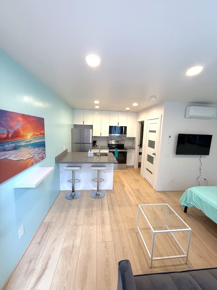 CasaViva Sol · Modern Pet-Friendly Studio w/ Patio & Shared Yard — Walk to Eats & Coffee, 5 Min to Gaslamp & Beaches - San Diego