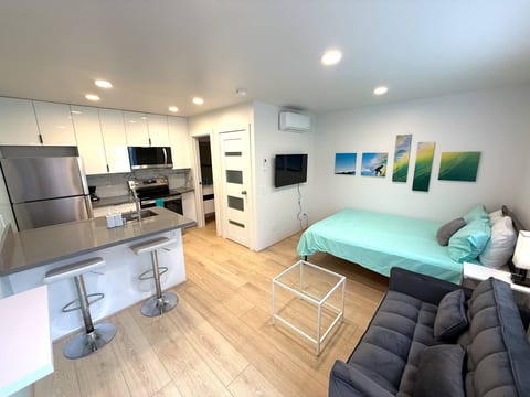 CasaViva Sol · Modern Pet-Friendly Studio w/ Patio & Shared Yard — Walk to Eats & Coffee, 5 Min to Gaslamp & Beaches