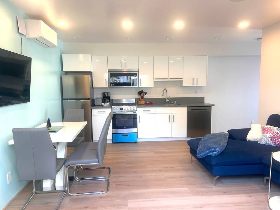Spacious and bright 1-BR retreat - San Diego