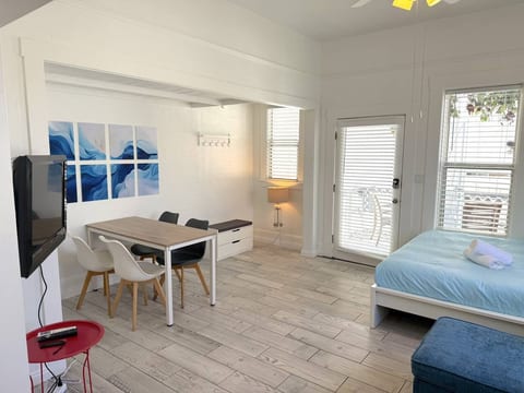 Stylish Studio w Patio Walk Downtown & Balboa Park