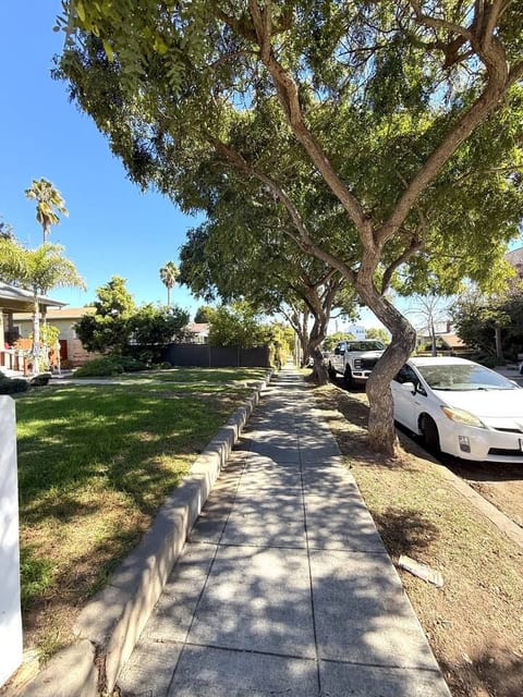 Stylish Studio w Patio Walk Downtown & Balboa Park