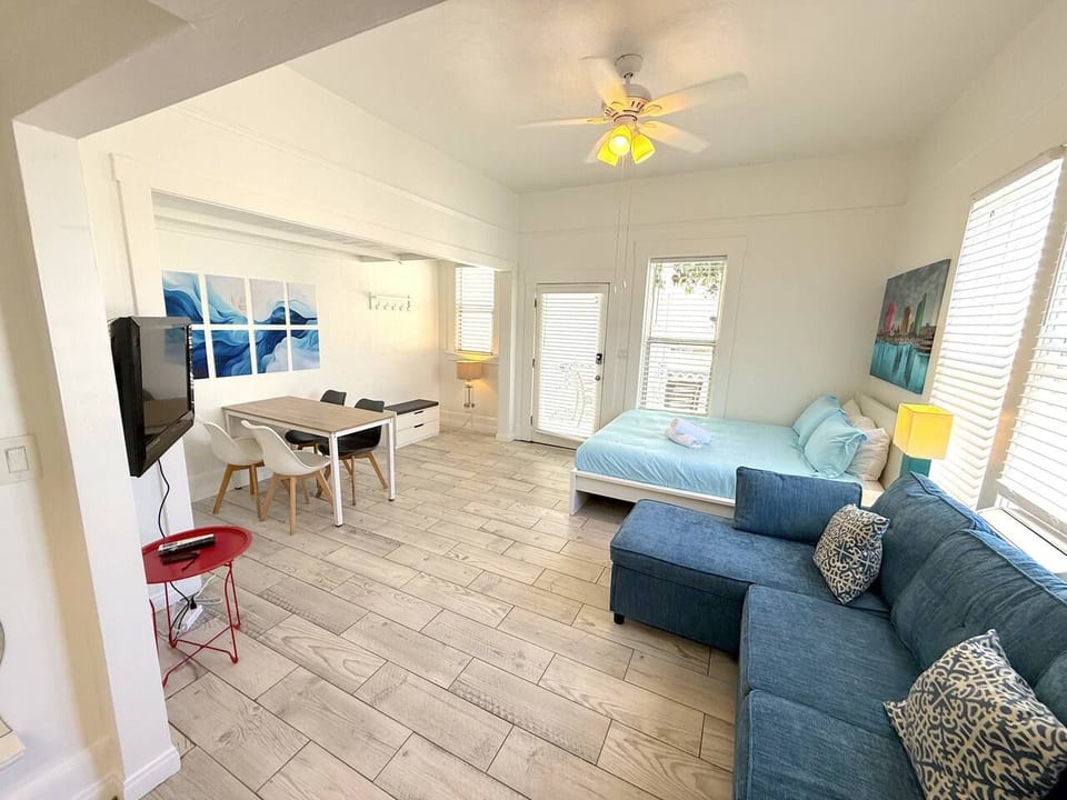 Stylish Studio w Patio Walk Downtown & Balboa Park - San Diego