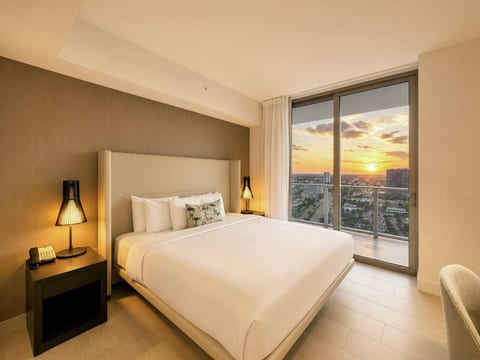 ️ Sink into the plush king-size bed and enjoy a restful night's sleep after a day of exploring South Florida.