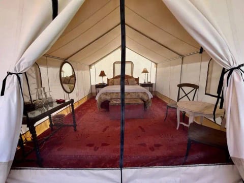 Guests can keep the screen door zipped to keep bugs out, let in the fresh breeze, and enjoy the garden view from bed.