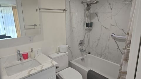 Affordable 1BR Near SeaTac | Clean Quiet Wi-Fi image 2