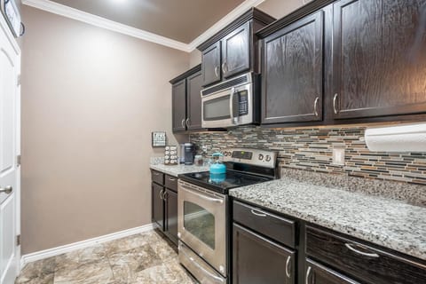 Sunset Retreat, Clean Modern 3BR, Garage, Near 191
