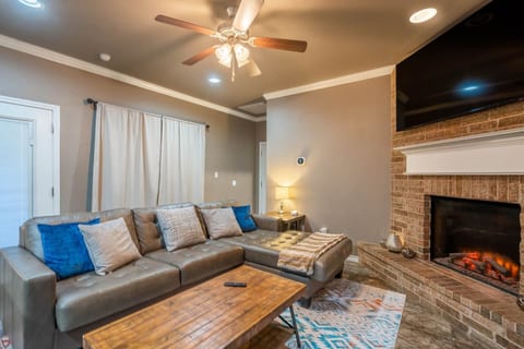 Sunset Retreat, Clean Modern 3BR, Garage, Near 191