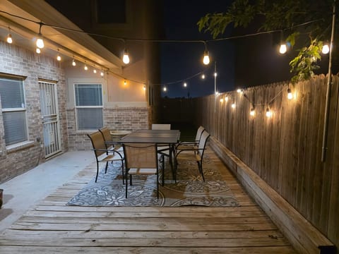 Sunset Retreat, Clean Modern 3BR, Garage, Near 191