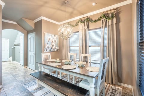 Sunset Retreat, Clean Modern 3BR, Garage, Near 191