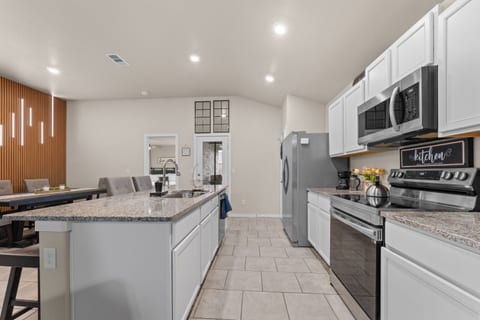 Basin Haven, King Suite, Clean Modern 3BR, Garage