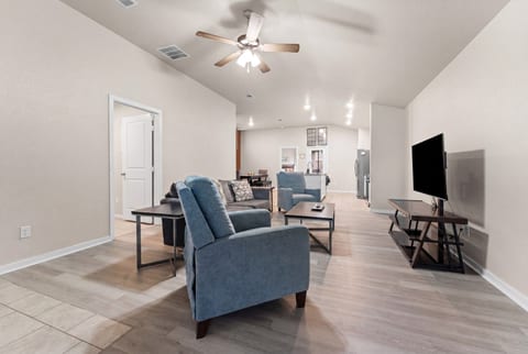 Basin Haven, King Suite, Clean Modern 3BR, Garage
