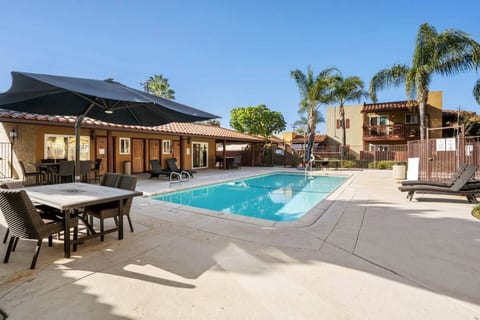 Cozy Condo with Pool + Hot Tub!