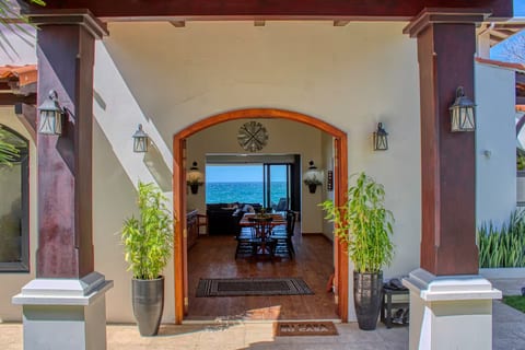 Luxury Beachfront Villa: Pool/Gym/WIFI