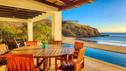 Luxury Beachfront Villa: Pool/Gym/WIFI