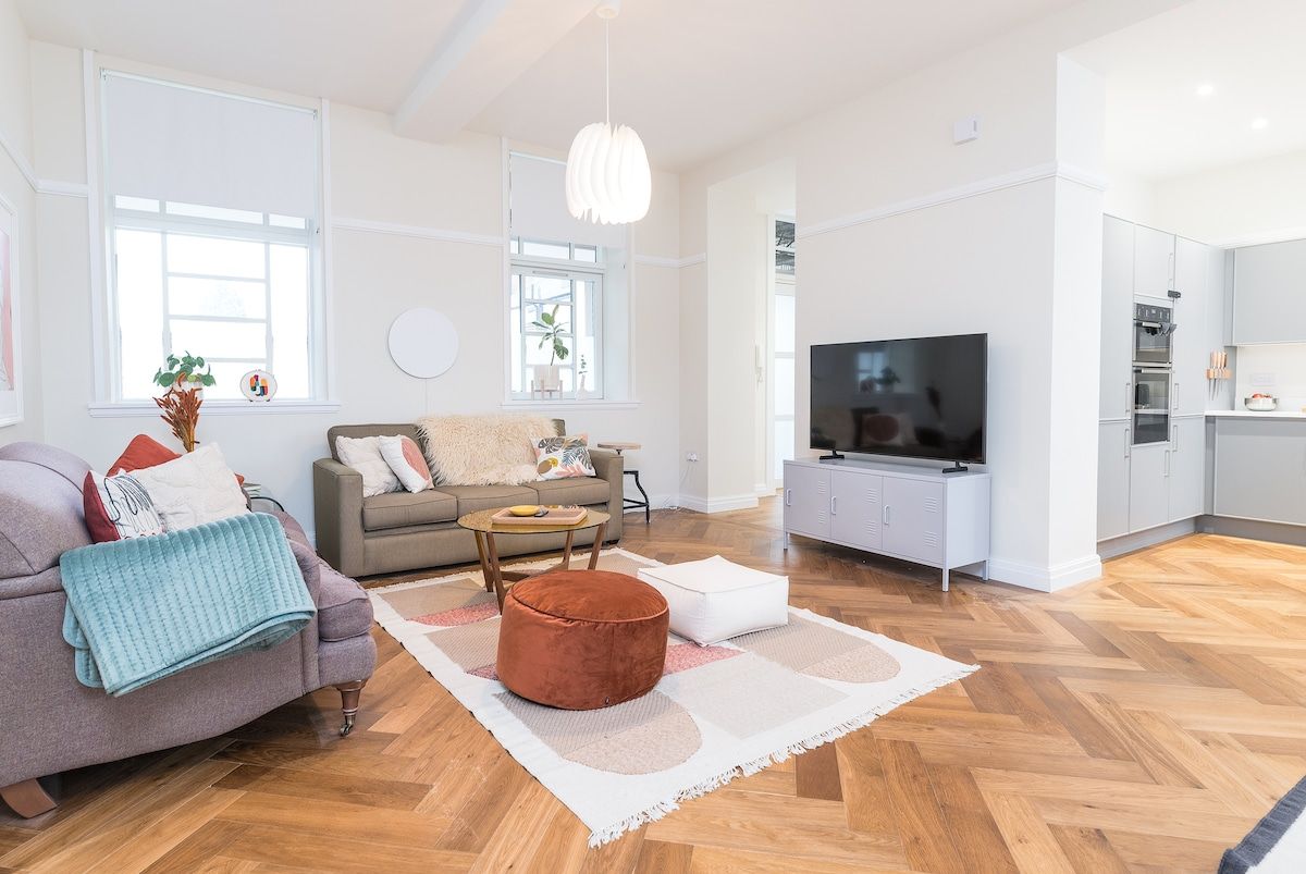 Superb open-plan 2 bed - central /w free parking image 1