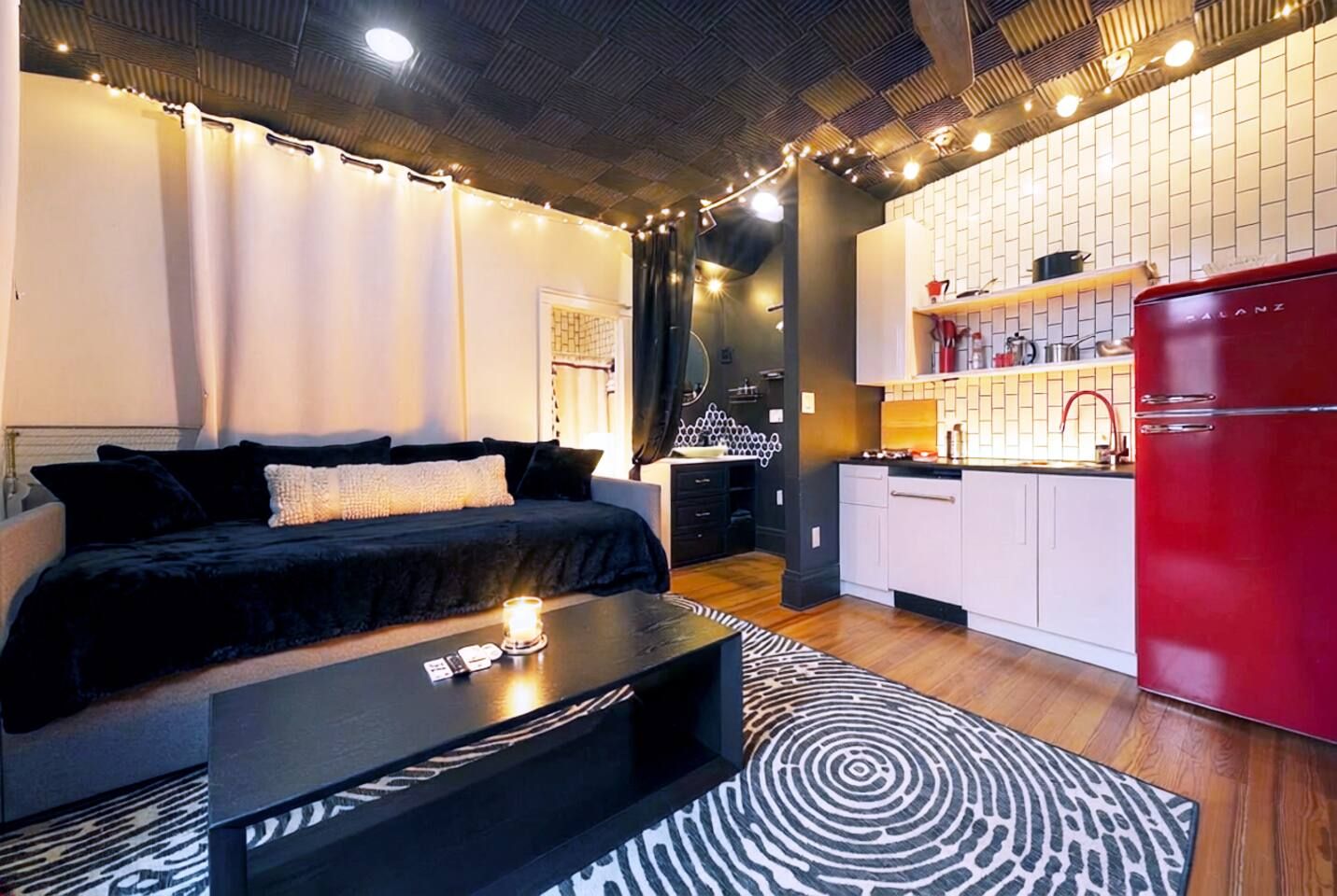 Moody Romantic Studio | Hot Tub + Private Yard