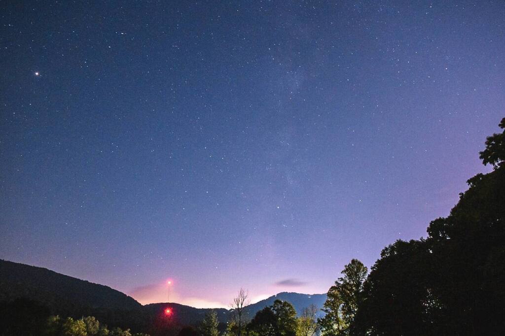 Taken by one of our guests. " You can slightly see the milkyway. We saw so many shooting stars at night while sitting outside. It was amazing!" - Views | Fire Pit | Pets | WiFi | Hiking - Asheville