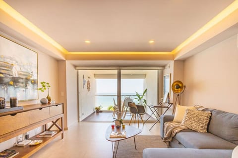 Stylish Beachfront Studio with Breakfast – Wake Up to Ocean Views!