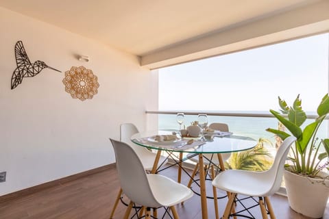 Stylish Beachfront Studio with Breakfast – Wake Up to Ocean Views!
