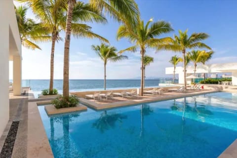 Stylish Beachfront Studio with Breakfast – Wake Up to Ocean Views!