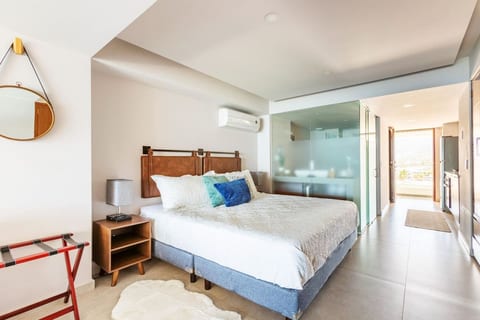 Stylish Beachfront Studio with Breakfast – Wake Up to Ocean Views!