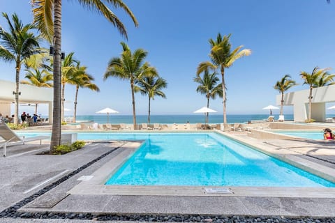 Stylish Beachfront Studio with Breakfast – Wake Up to Ocean Views!